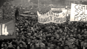Source : capture d'écran du document d'archives en ligne « Caso Moro – manifestazione a San Giovanni », Archivio Audiovisivo del Movimento Operaio e Democratico, 16 mars 1978