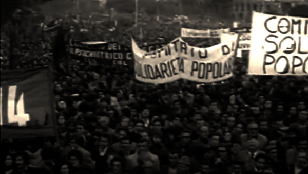 Source : capture d'écran du document d'archives en ligne « Caso Moro – manifestazione a San Giovanni », Archivio Audiovisivo del Movimento Operaio e Democratico, 16 mars 1978