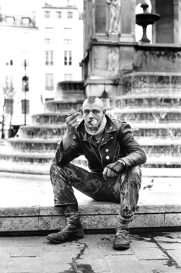Punk à la fontaine des Innocents, Paris, 1984 © Darren Massie