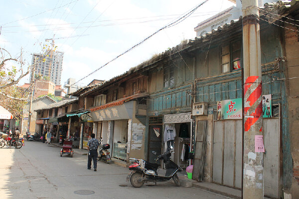 La vieille ville de Lunan (Lufuzhen) au premier plan, la ville nouvelle à l’arrière-plan  Cliché A. Névot, Lufuzhen, 2015